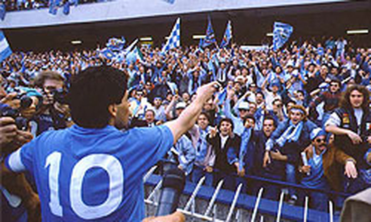 اهداء پيراهن مارادونا به احمدي‌نژاد