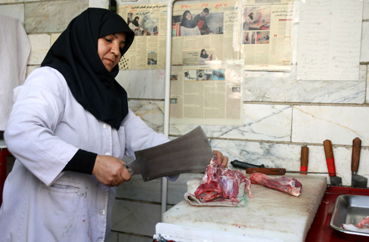 بانوی قصاب ساطور به دست/عکس