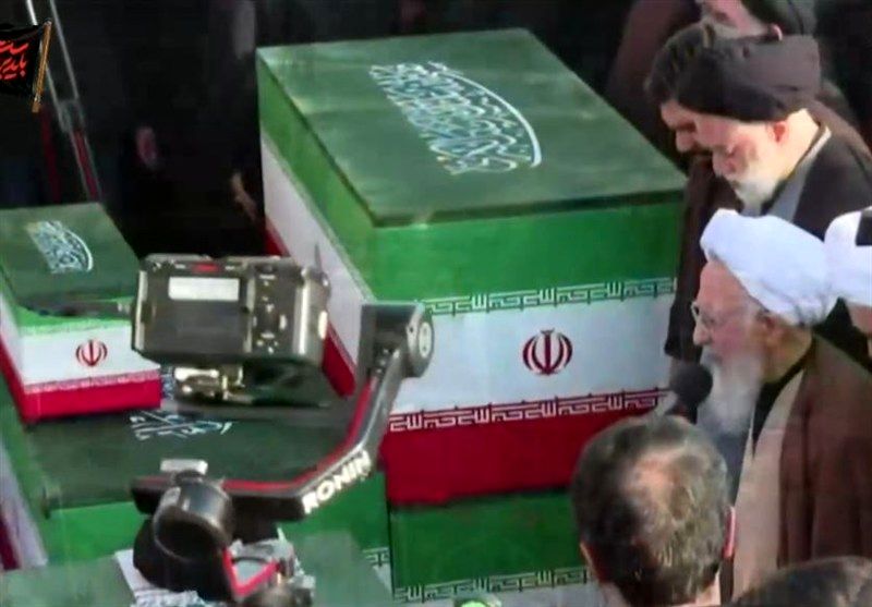 اقامه نماز بر پیکر مطهر رهبر شهید انقلاب و شهدای خانواده ایشان در مسجد مقدس جمکران/پرچم خون‌خواهی رهبر شهید به اهتزار درآمد