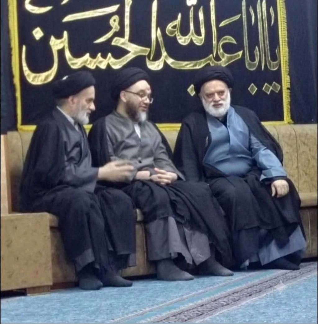 تصویری از فرزند ارشد رهبر شهید در کنار فرزندان آیت‌الله سیستانی 