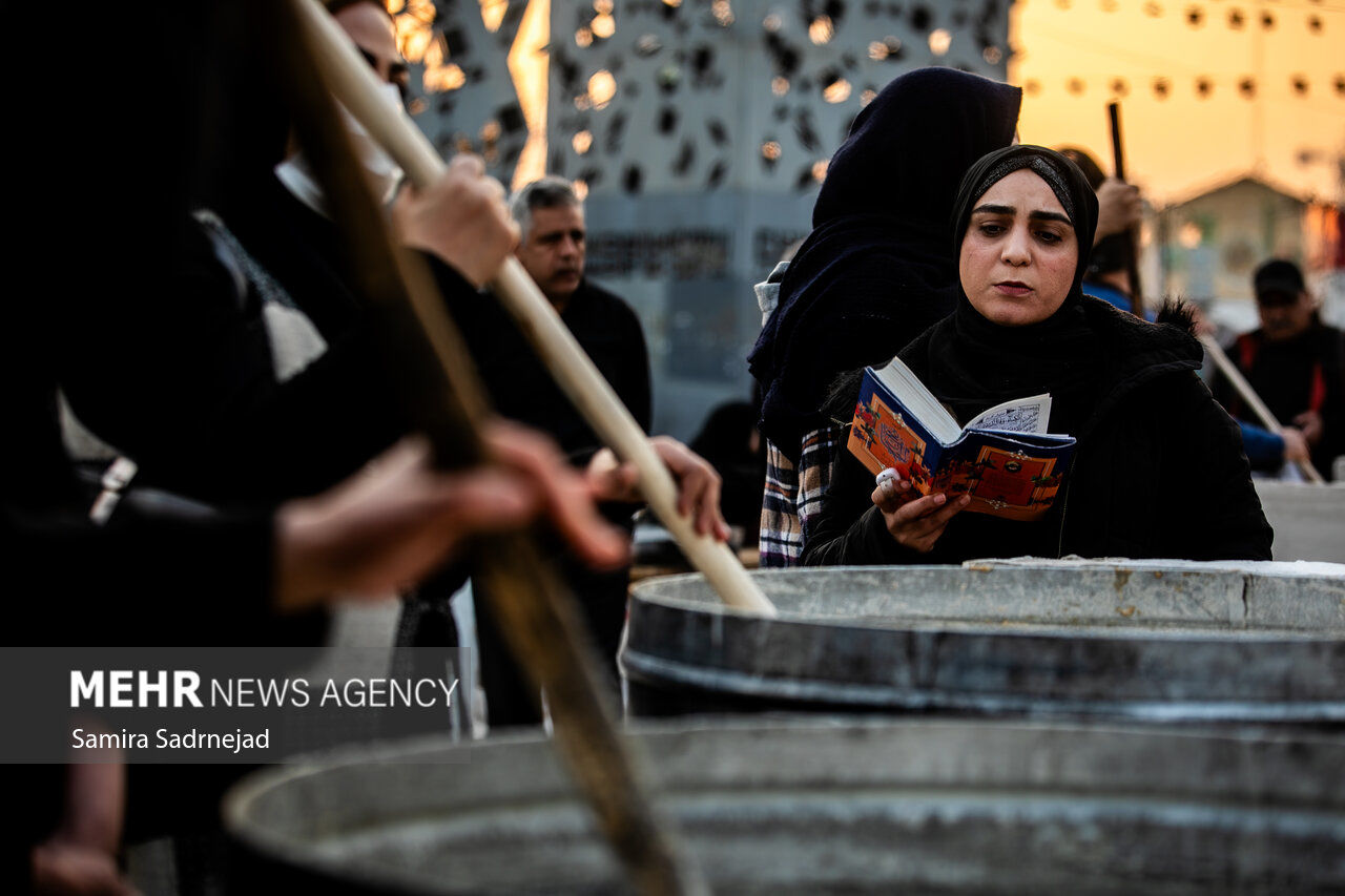 تصاویر: آیین سنتی سمنوپزان در میدان امام حسین (ع)