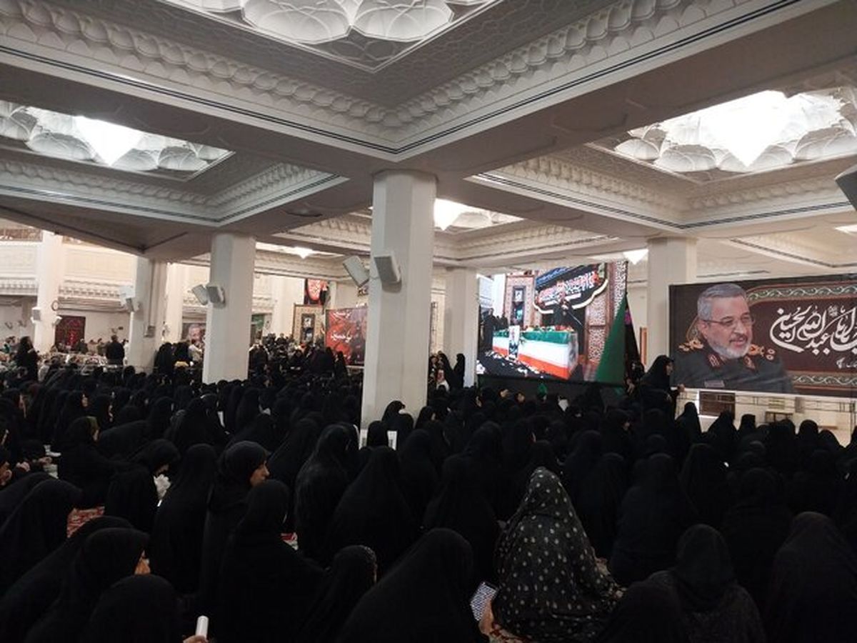 اقامه نماز بر پیکر سردار شهید غلامحسین غیب پرور