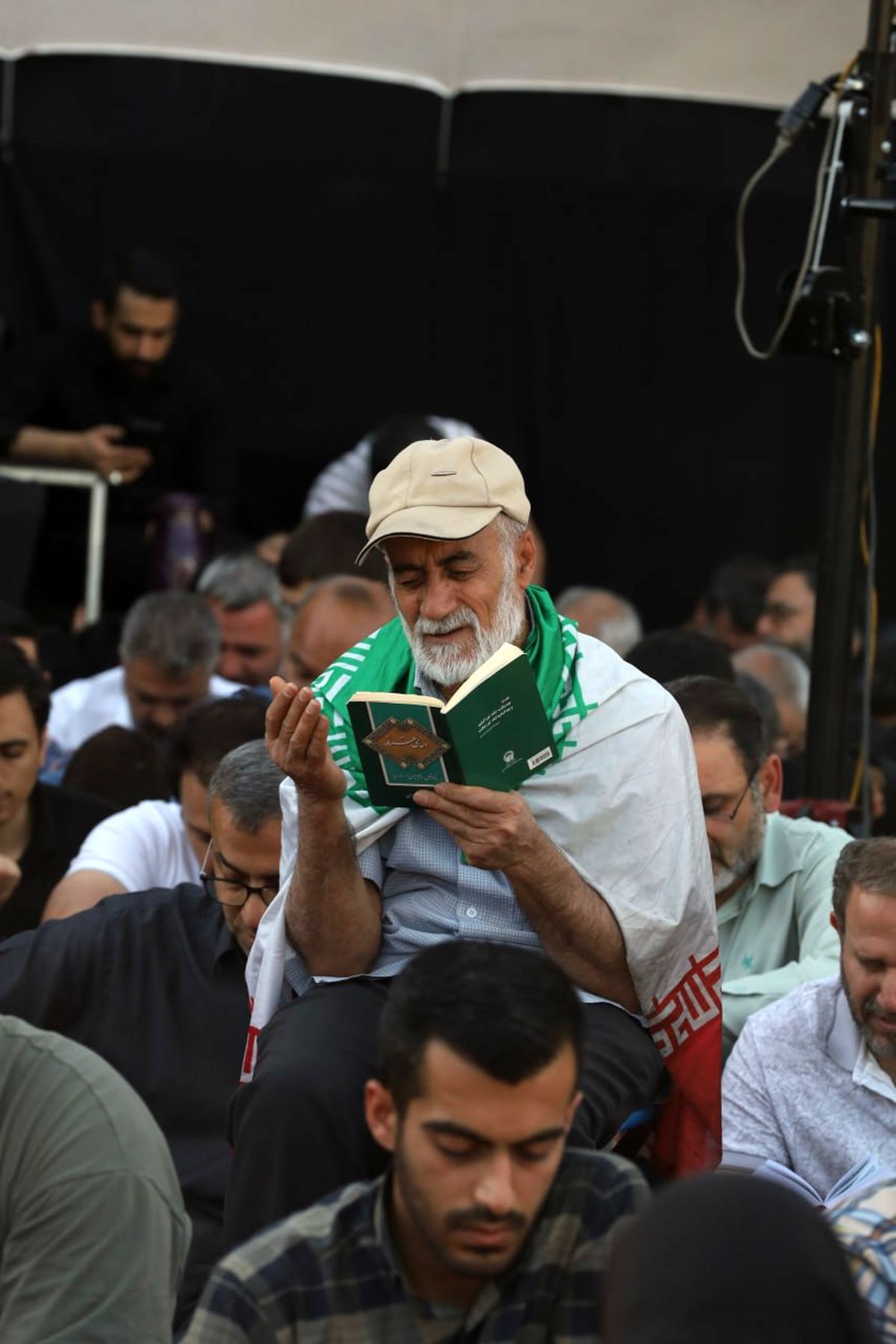 تصاویر: مراسم دعای عرفه در میدان انقلاب