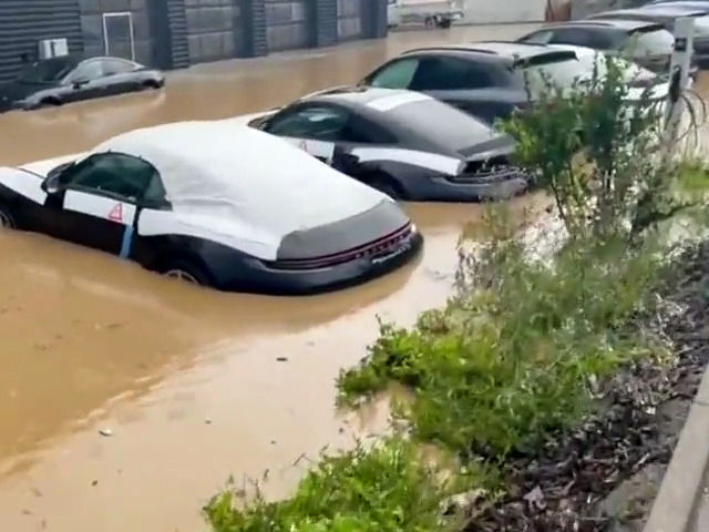 غرق شدن خودروهای پورشه در سیل! +فیلم