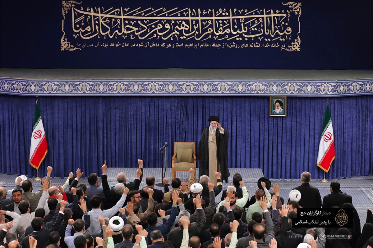دیدار کارگزاران حج با رهبر انقلاب  و طنینانداز شدن نوای تلبیه