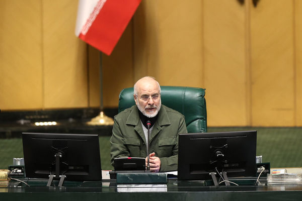 افزایش قیمت نان و بنزین در سال آینده صحت ندارد/ باید حقوق‌ها در طول سال دو بار افزایش پیدا کند