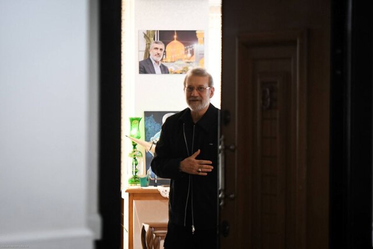 دیدار لاریجانی با خانواده شهیدان حاجی‌زاده و باقری