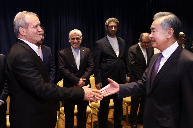 رئیس‌جمهور با قطار به پکن رفت