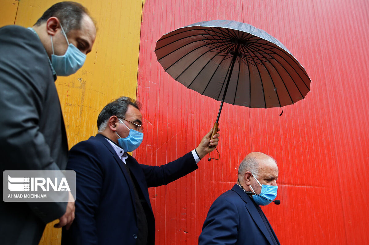 چتری برای وزیر نفت +عکس