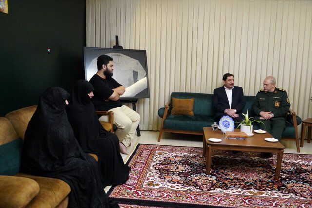 دیدار مخبر با خانواده شهید سرلشکر حاجی‌زاده 