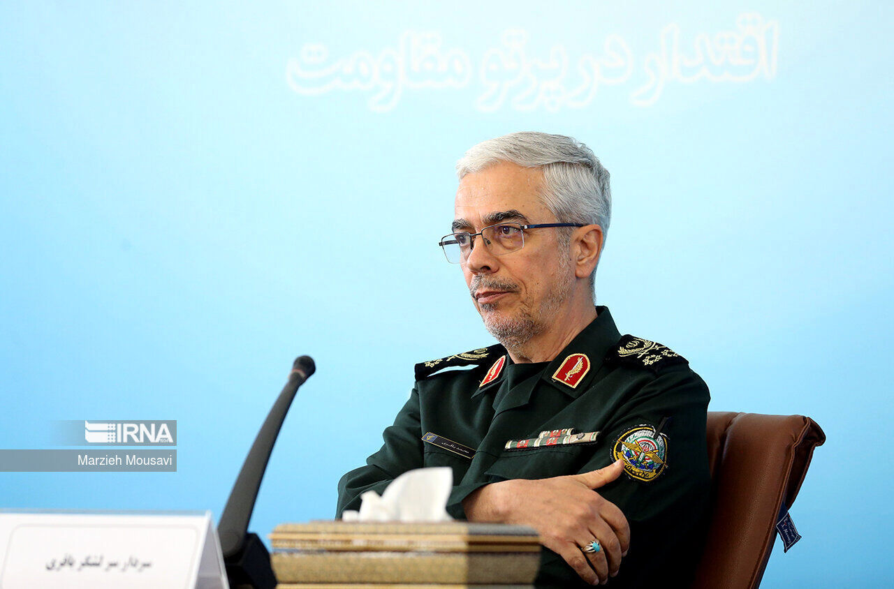 تصاویر منتشرنشدۀ بازدید شهید باقری از مرکز اسناد سپاه