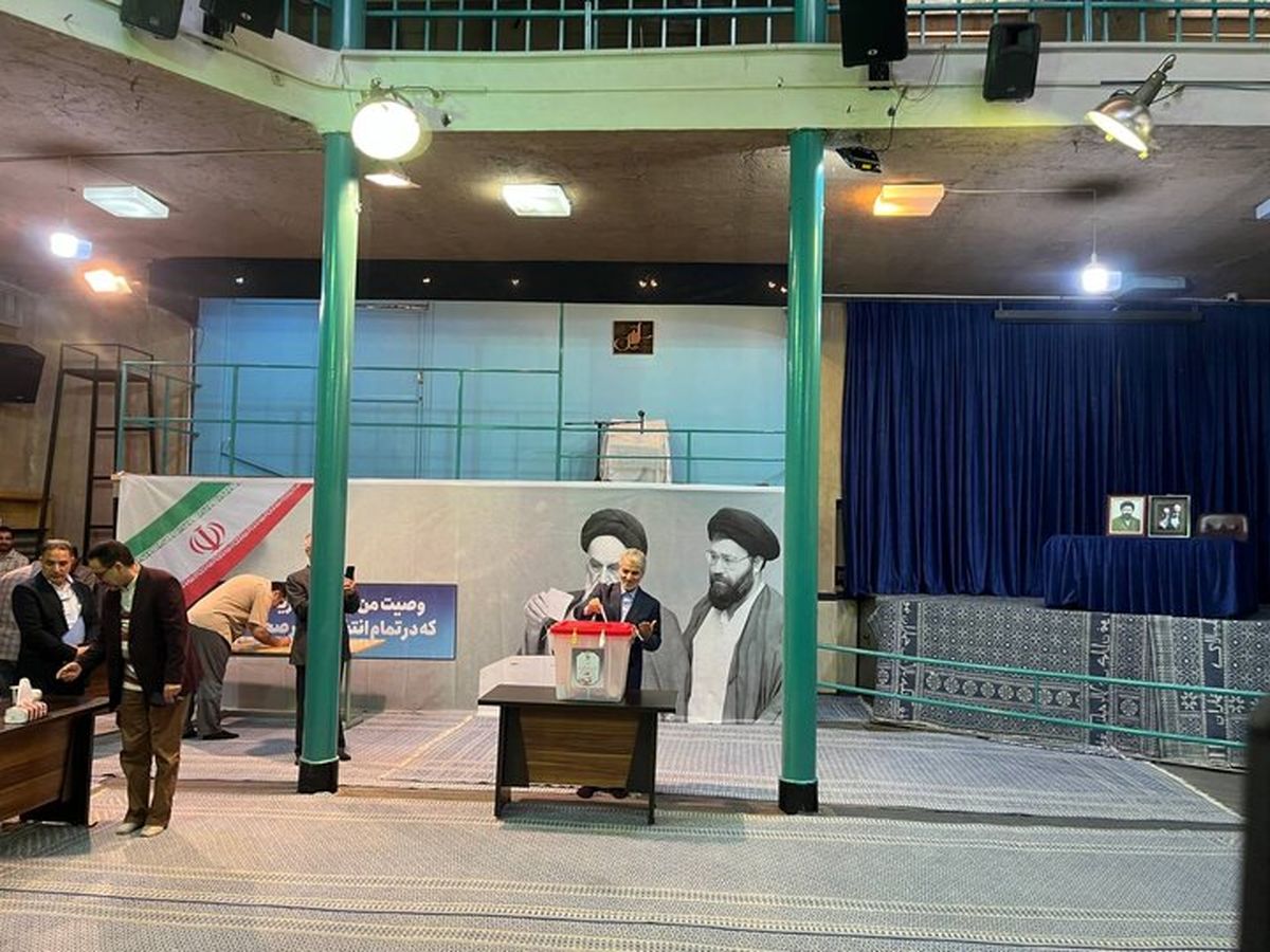 نوبخت رای خود را به صندوق رای انداخت