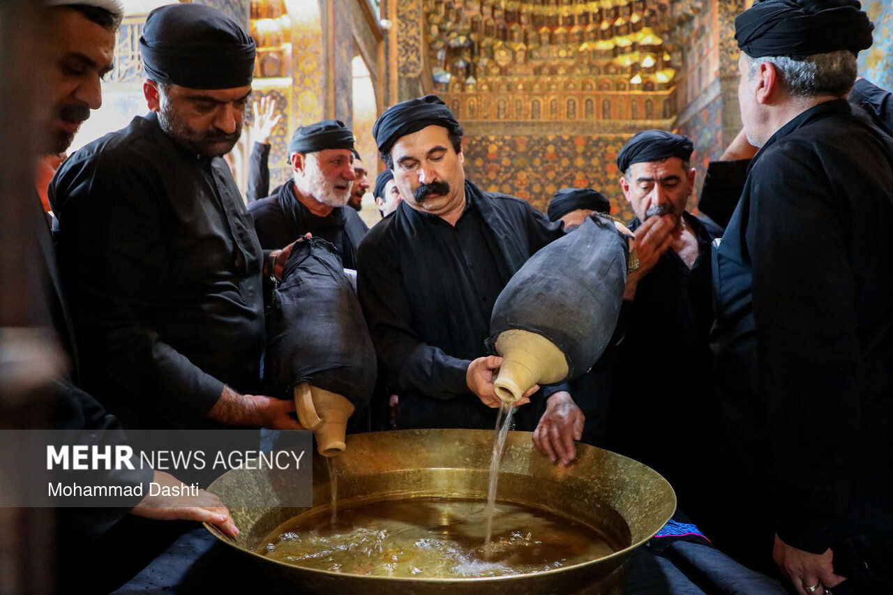 تصاویر: آیین سنتی طشت‌گذاری در بقعه شیخ صفی‌الدین اردبیلی