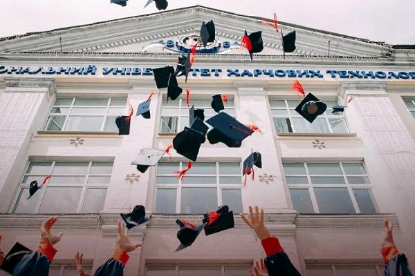 آغاز سال تحصیلی در روسیه با پوشش خدمات مالی مانیرو