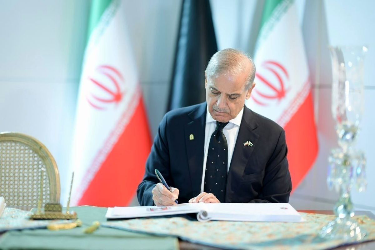 تصاویر: شهباز شریف دفتر یادبود آقای شهید ایران را امضا کرد