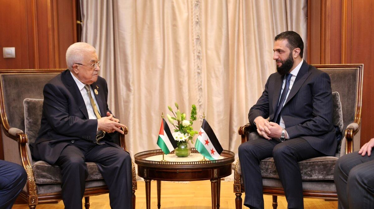 دیدار الجولانی و محمود عباس در حاشیه اجلاس فوقالعاده سران عرب