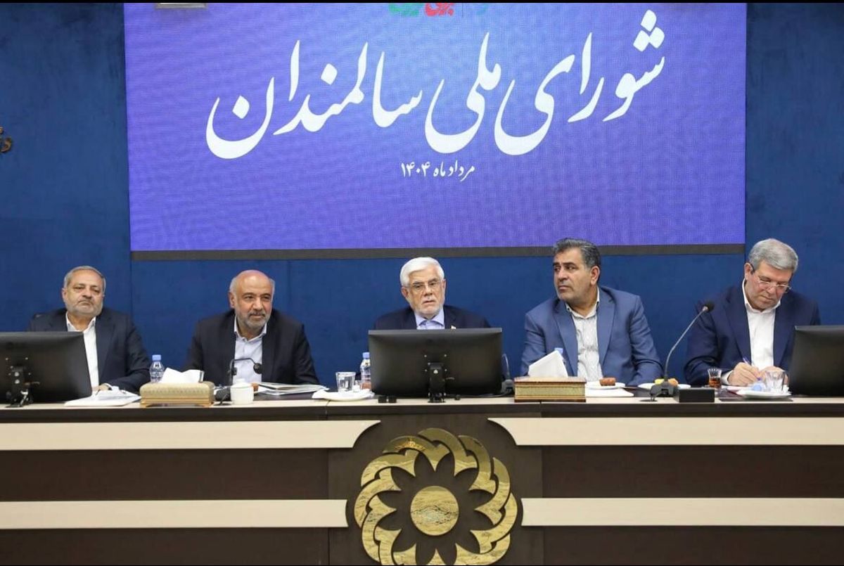 عارف: در شعار اعلام می‌کنیم مردم صاحب انقلاب هستند 