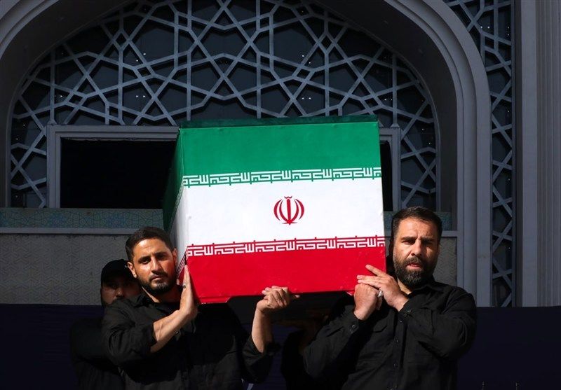 آغاز آیین تشییع پیکر مطهر آقای شهید ایران/ پرچم‌های سرخ انتقام در دستان مردم عزادار/ حضور هیأت یمنی در مراسم تشییع + مسیر مراسم تشییع 