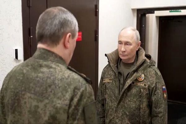 حضور پوتین با لباس نظامی در قرارگاه فرماندهی ارتش روسیه