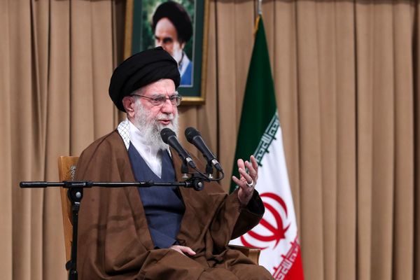 رهبر انقلاب: دولت باید امور مربوط به خود را با قوت انجام دهد