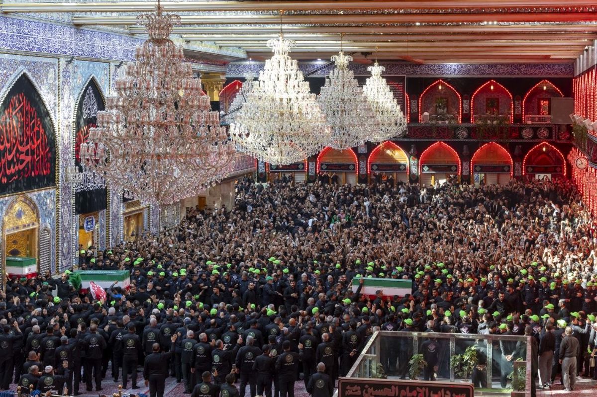 فیلم لحظه ورود فرزند ارشد رهبر شهید ایران به حرم مطهر امام حسین (ع)