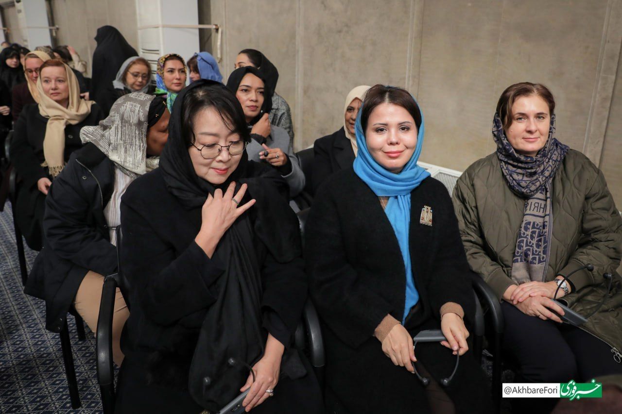 تصویری از حضور بانوان غیر ایرانی در دیدار با رهبر انقلاب