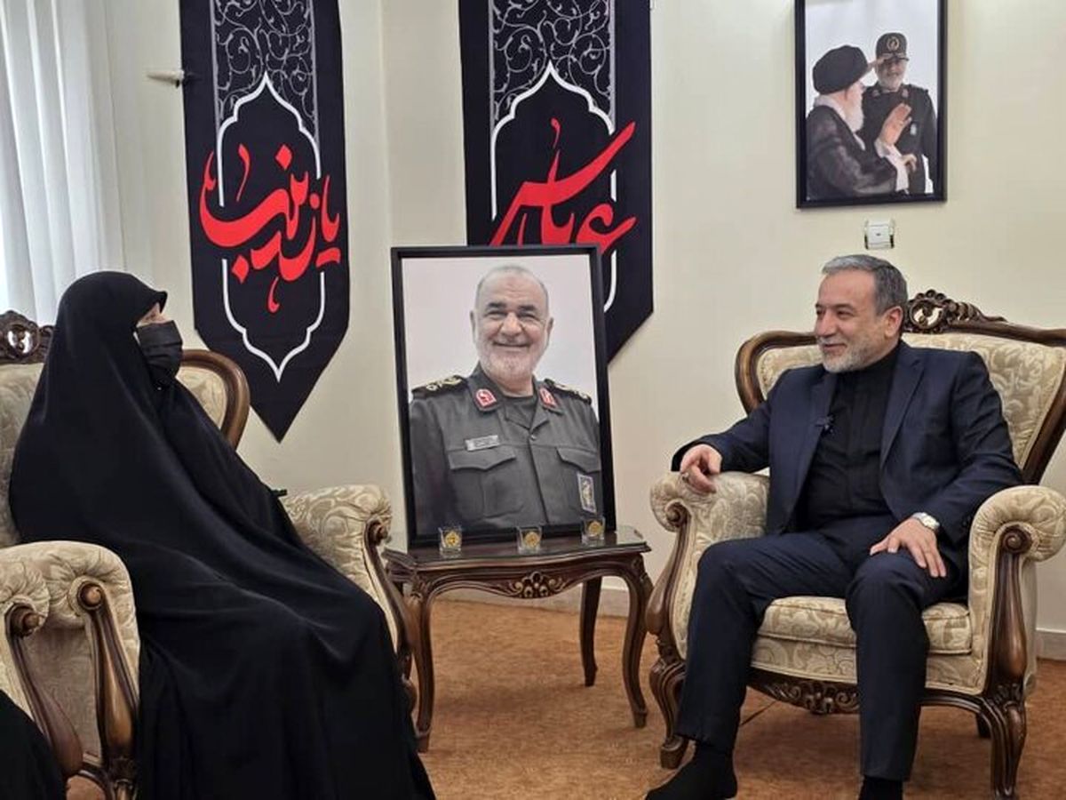 دیدار وزیر امور خارجه با خانواده شهید سردار سلامی