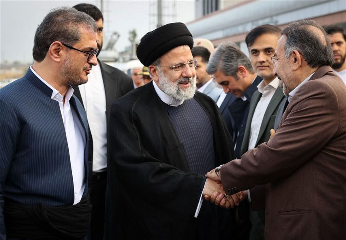 دومین روز سفر رئیسی به کردستان / دیدار رئیسی  با اهالی فرهنگ و هنر/رئیسی در جلسه شورای اداری: بروکراسیهای اداری همه را خسته کرده است