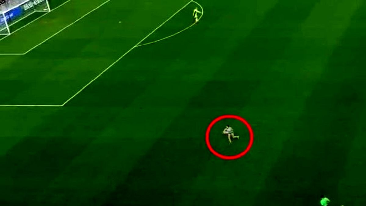 ورود ناگهانی کودک ۲ ساله به زمین فوتبال خبرساز شد! +فیلم