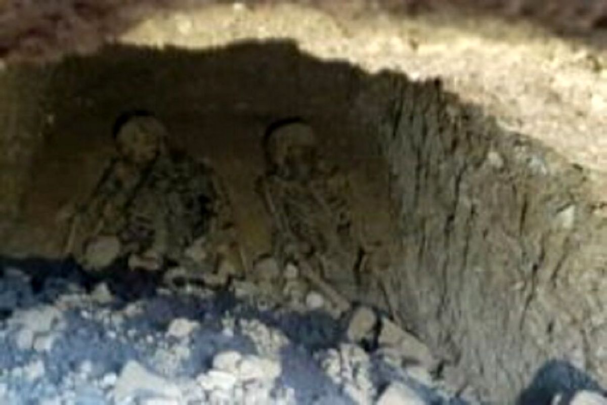 کشف قبری با ۲ اسکلت در ایران +عکس