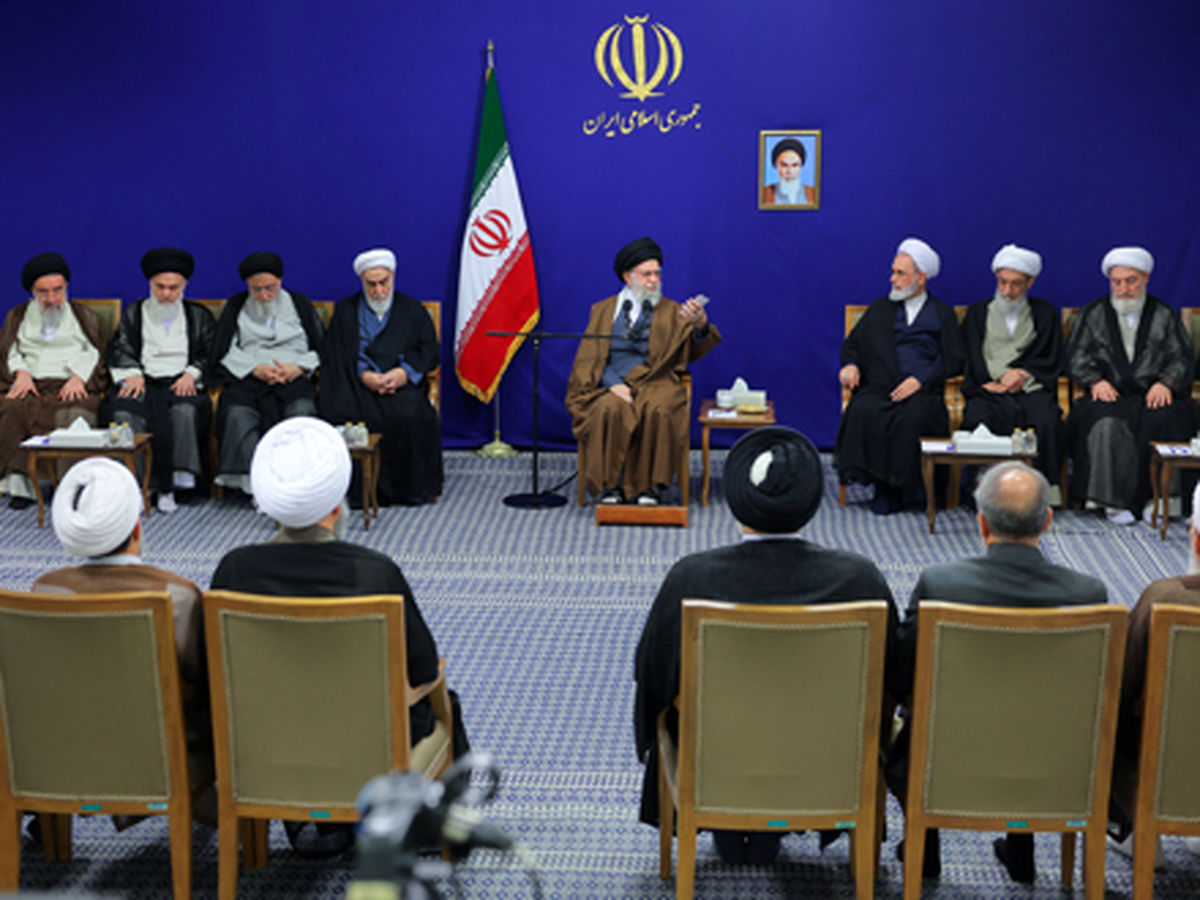 حضرت آیتالله خامنهای: مرحوم آقای نائینی یک فقیه استثنائی و استوانه رفیع حوزه کهن نجف است/ شاکلهسازی، نوآوری، شاگردپروری و اندیشه سیاسی خصوصیات مهم مرحوم آقای نائینی است