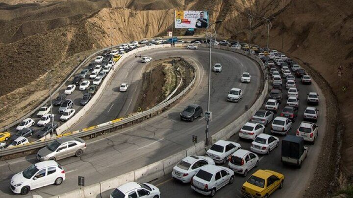 ساعتی قبل ترافیک سنگین در آزادراه تهران شمال از سمت جنوب به شمال