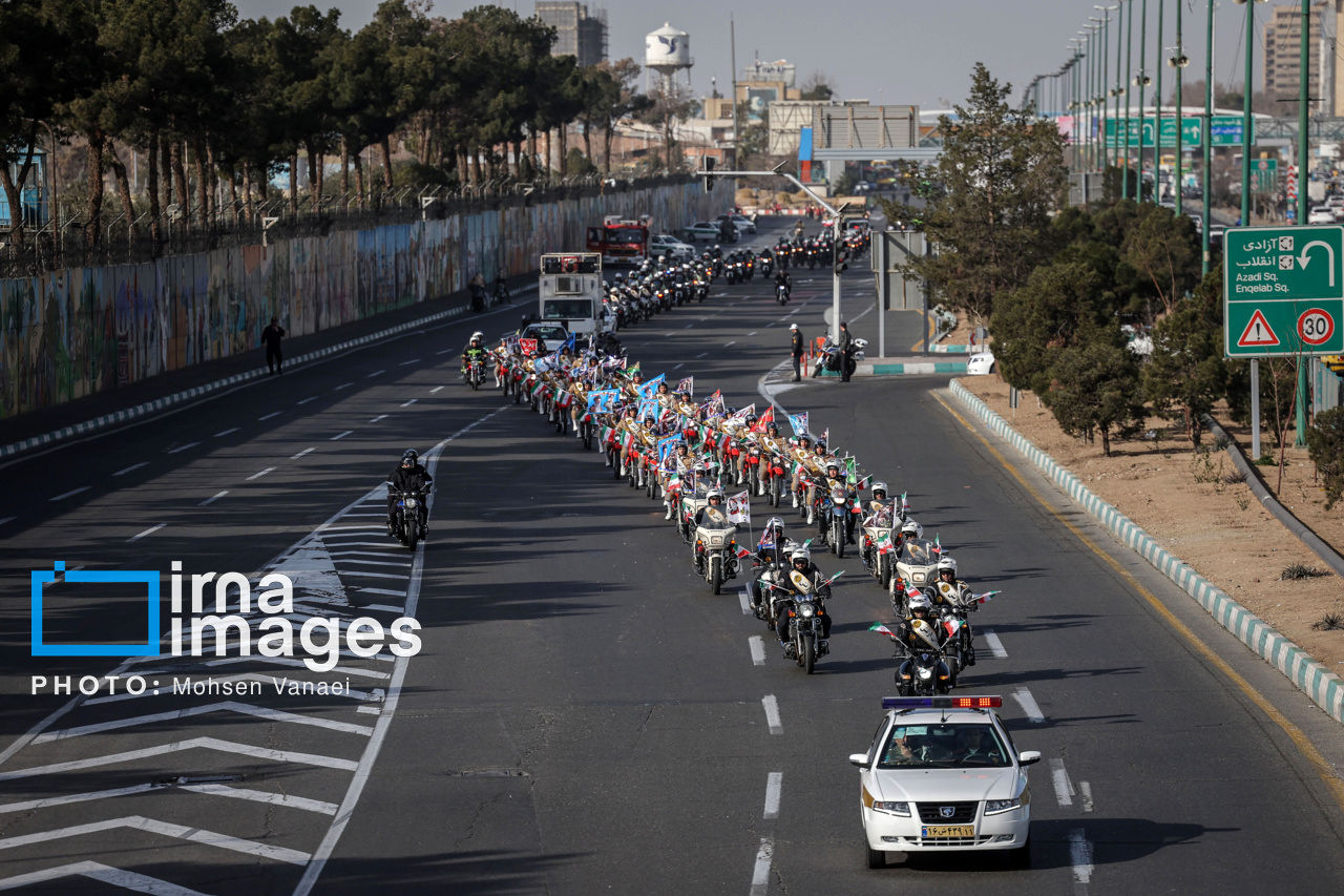رژه موتور سواران در سالروز ورود امام خمینی به تهران