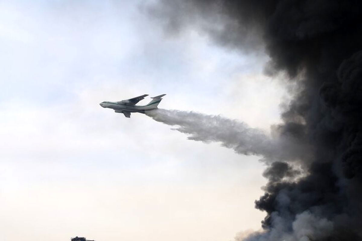 عملیات شبانه اطفای حریق در بندر شهید رجایی با کمک نیروی هوافضای سپاه