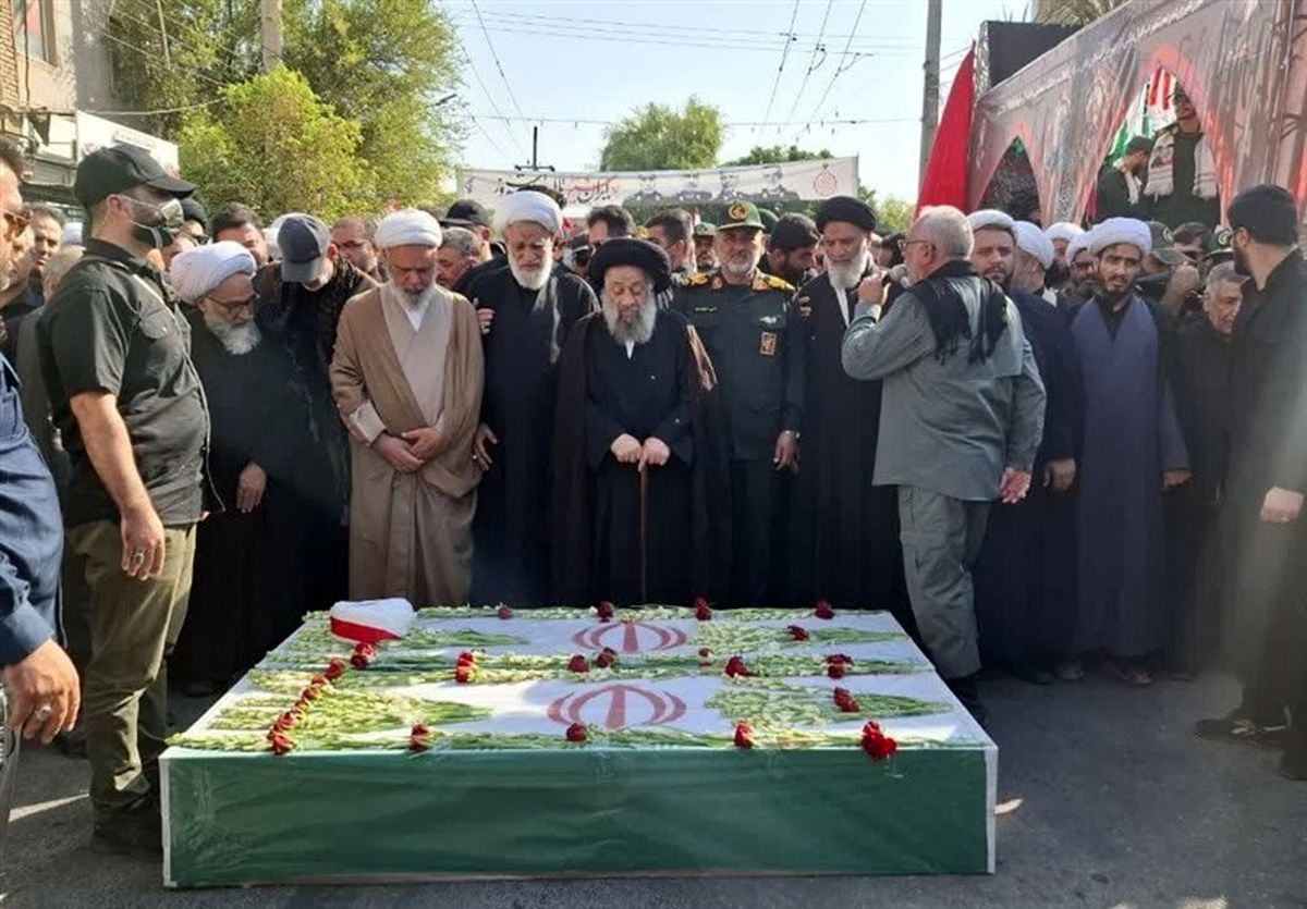 تشییع باشکوه پیکر سپهبد شهید رشید و فرزندش ‌در دزفول  / طنین نوای لبیک یا زینب در تشییع پیکر شهید رشید + فیلم و تصاویر