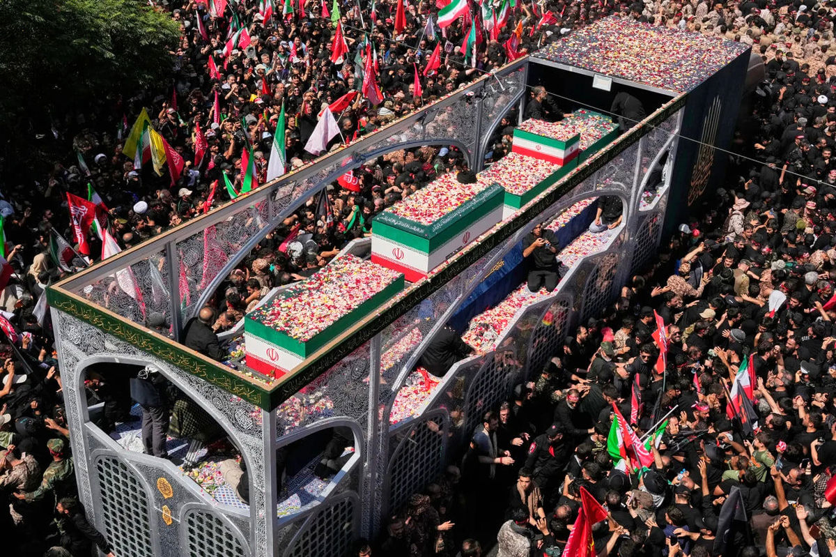  آقای شهید ایران با خانواده عازم نجف شدند