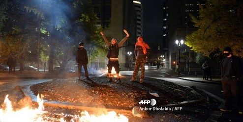 «مخالفان ترامپ» پرچم آمریکا را در «پورتلند» سوزاندند