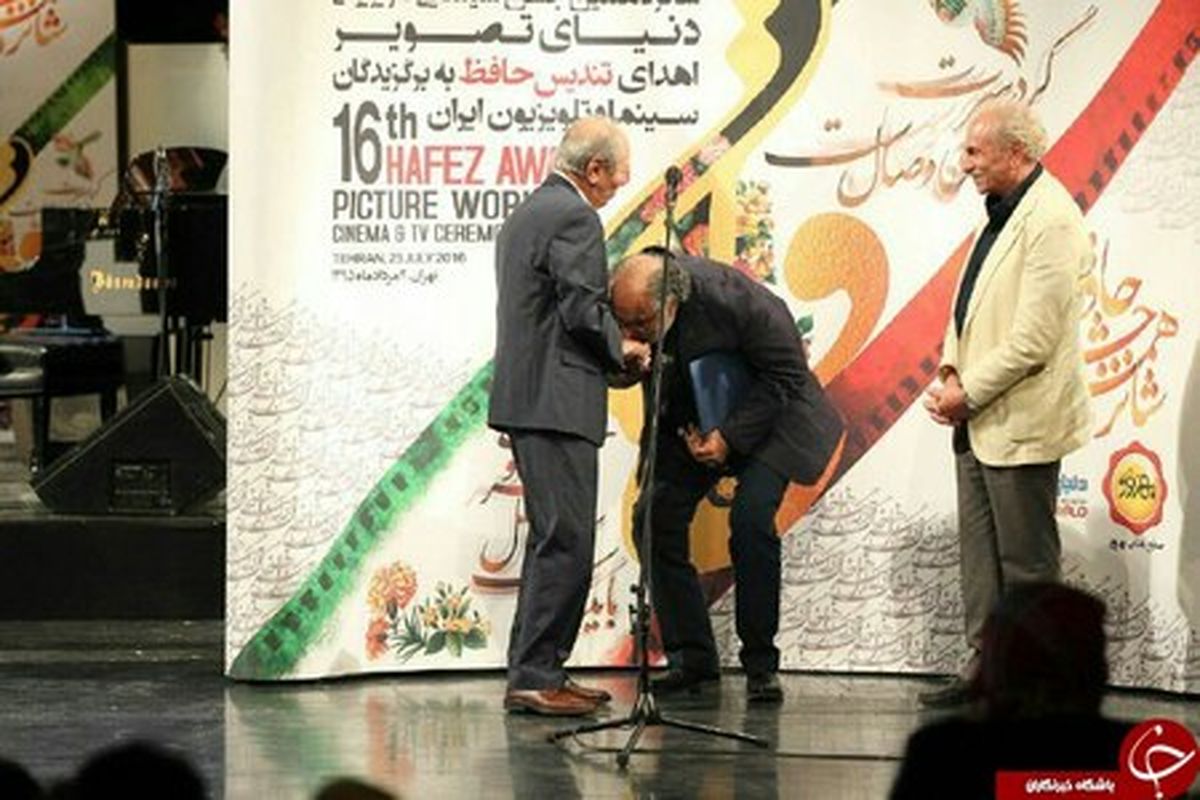 عکس: بوسه داریوش ارجمند بر دستان آقابزرگ