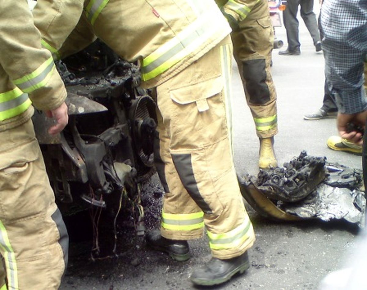 آتش گرفتن ناگهانی خودروی سمند/ تصاویر