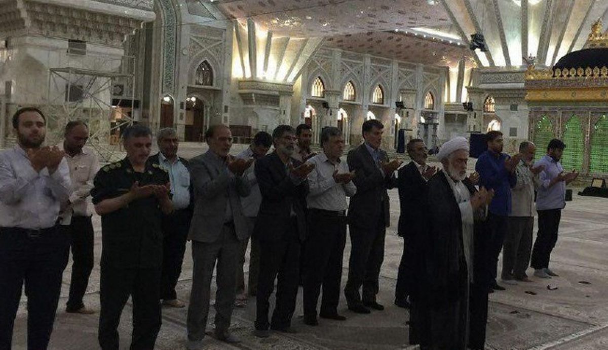 نماز جماعت درحرم مطهر پس از پایان حادثه تروریستی +عکس