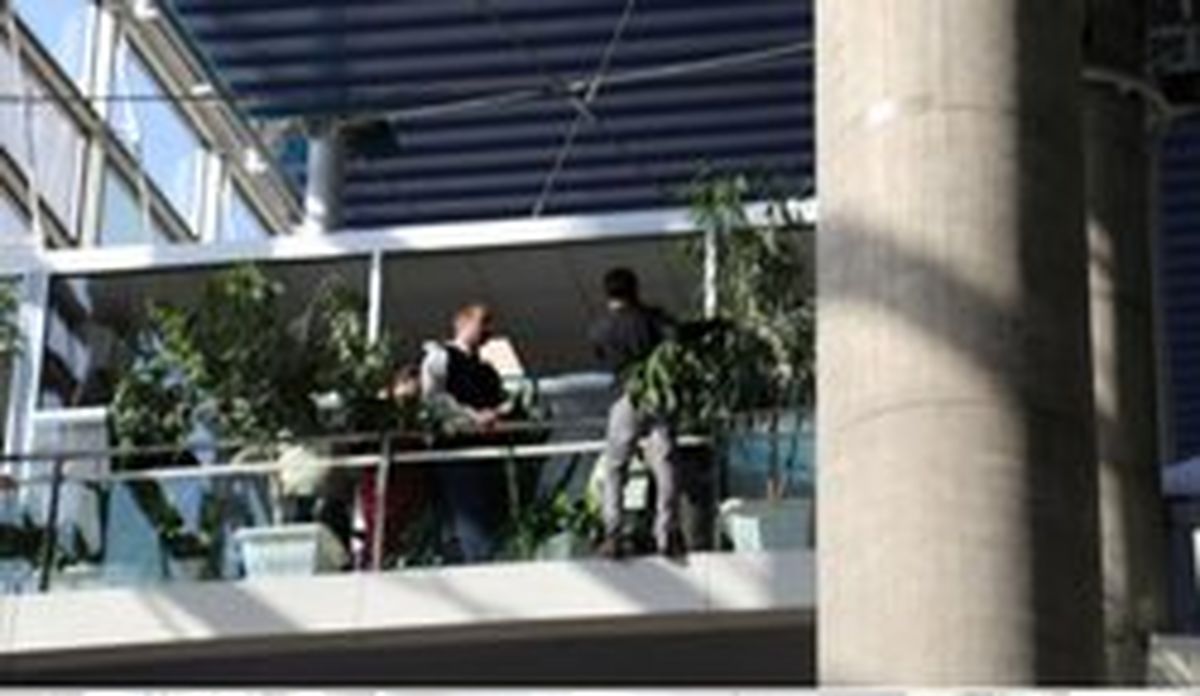جلوگیری از خودکشی یک جوان در فرودگاه امام +عکس