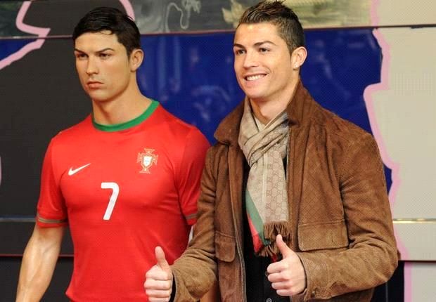 رونالدو در کنار مجسمه خودش/عکس