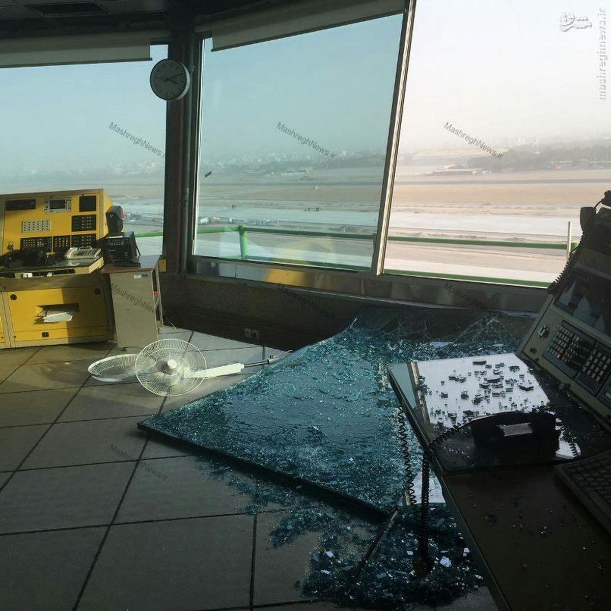 عکس: شکستن شیشه برج مراقبت مهرآباد بر اثر طوفان