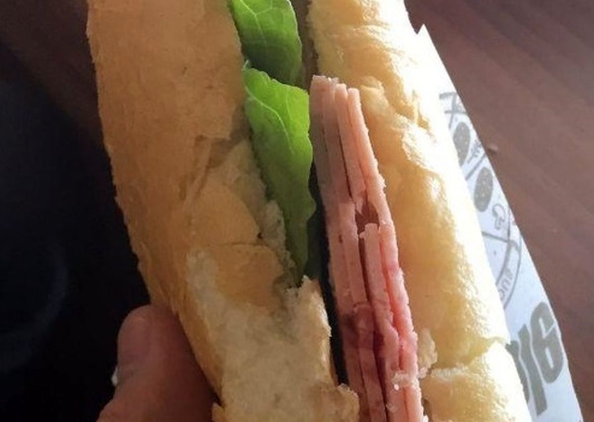 ساندویچ ۱۲ هزارتومانی در جایگاه خبرنگاران،ورزشگاه آزادی! +عکس