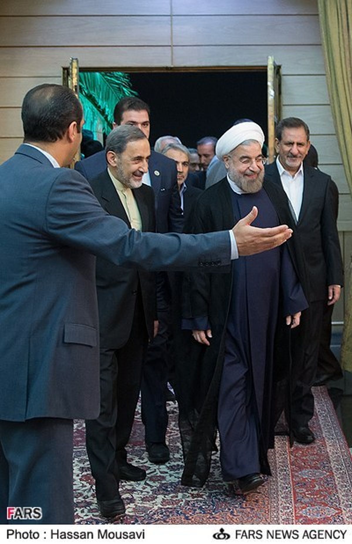 عکس/ استقبال ولایتی از رئیس جمهور