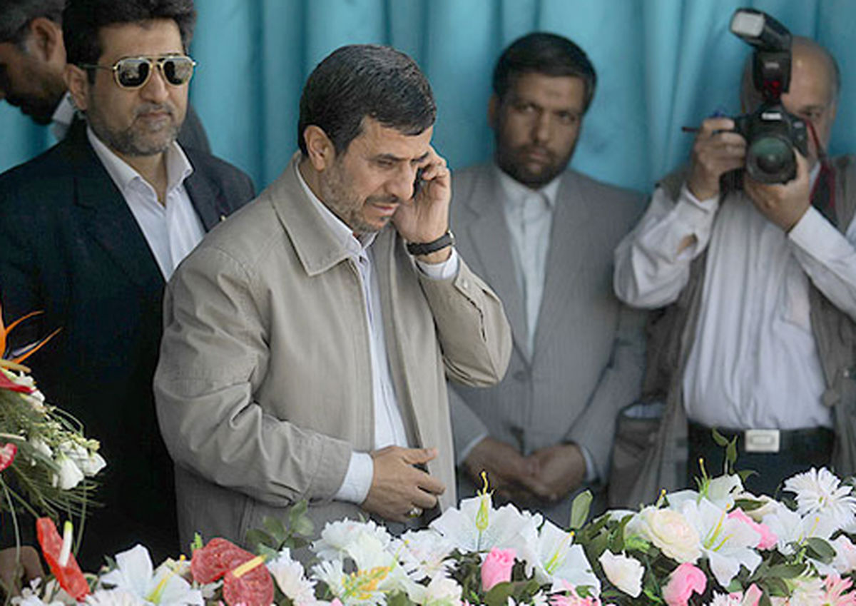 تماس بی‌موقع با احمدی‌نژاد!/ عكس