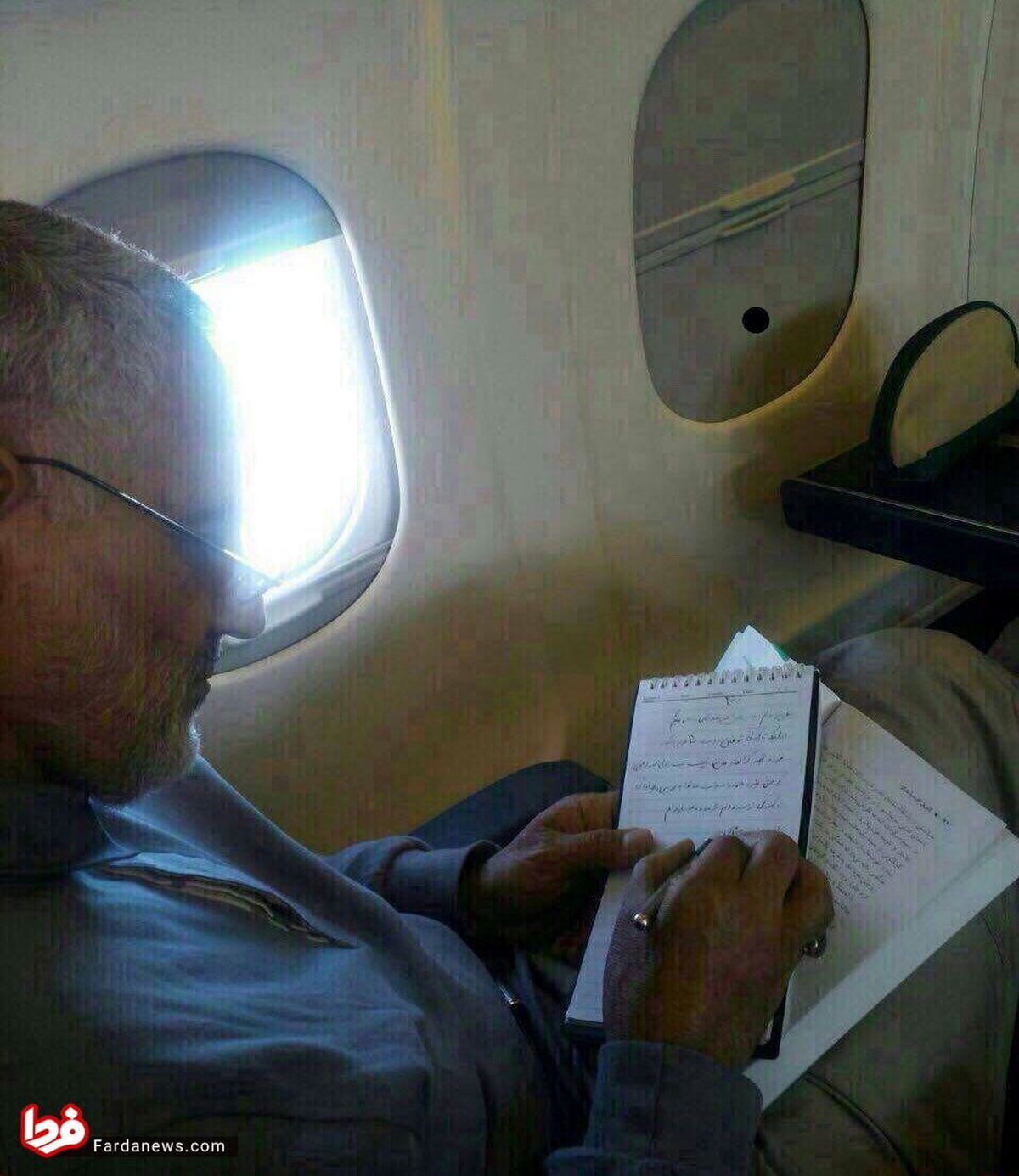 سردار سلیمانی در حال مطالعه کتاب در هواپیما +عکس