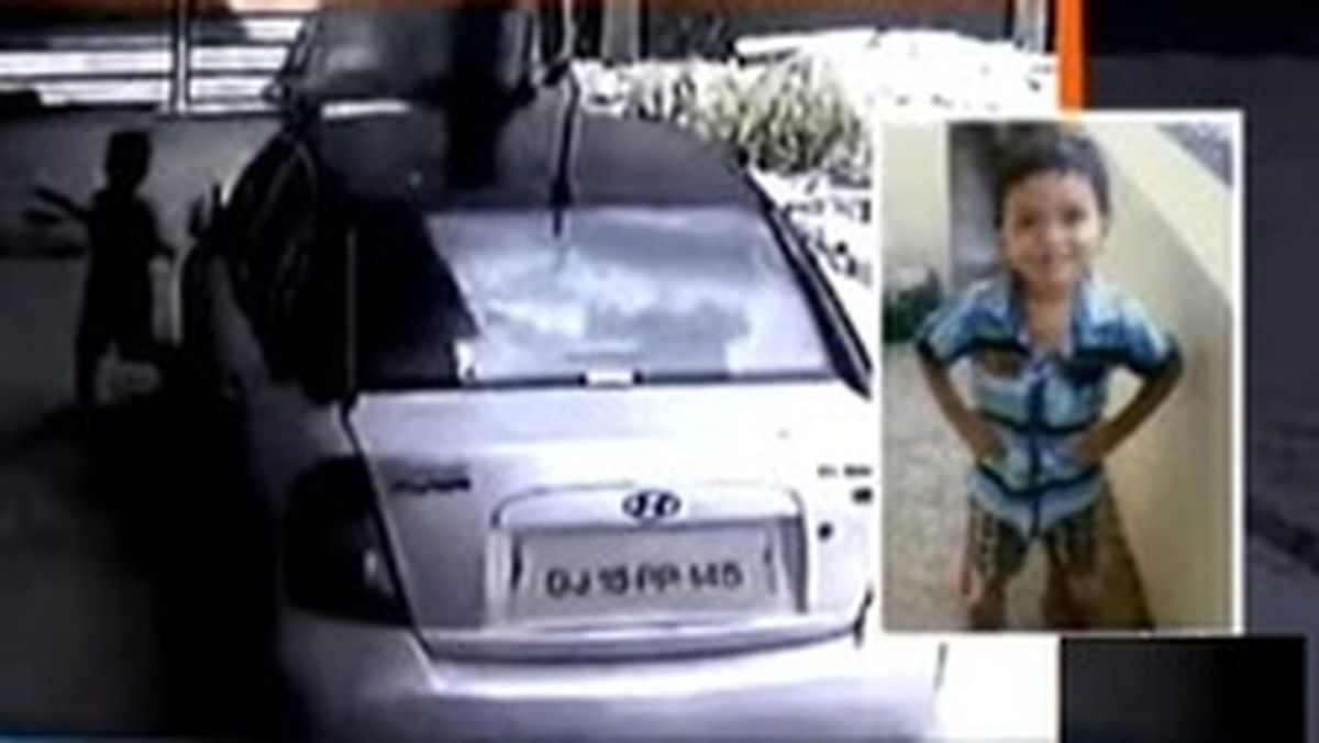 مرگ کودک ۲۰ ماهه زیر چرخ‌های خودرو پدرش +عکس