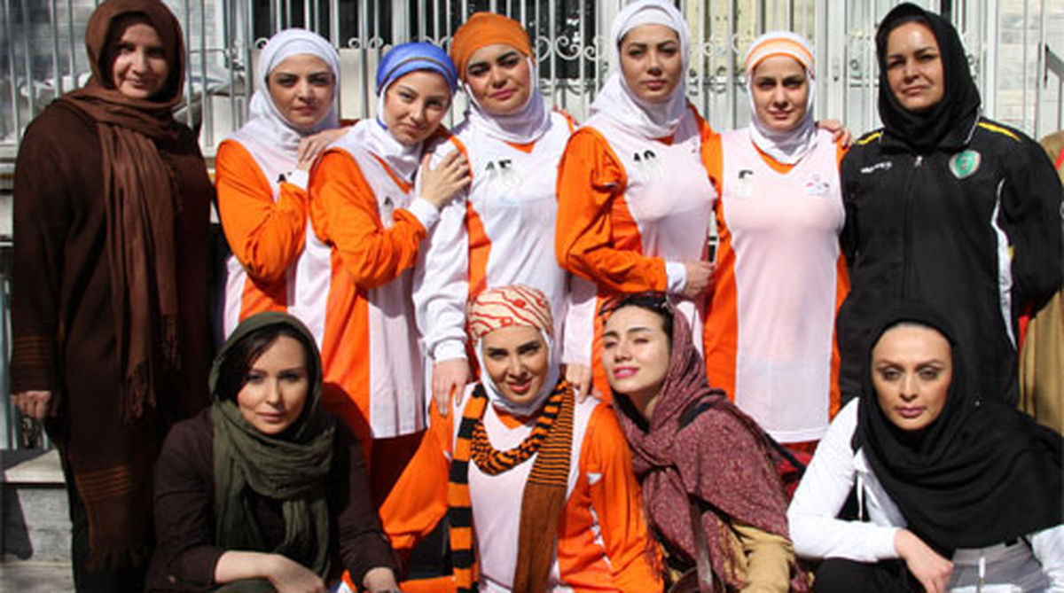 تیم والیبال زنان هنرمندان در زندان/عکس