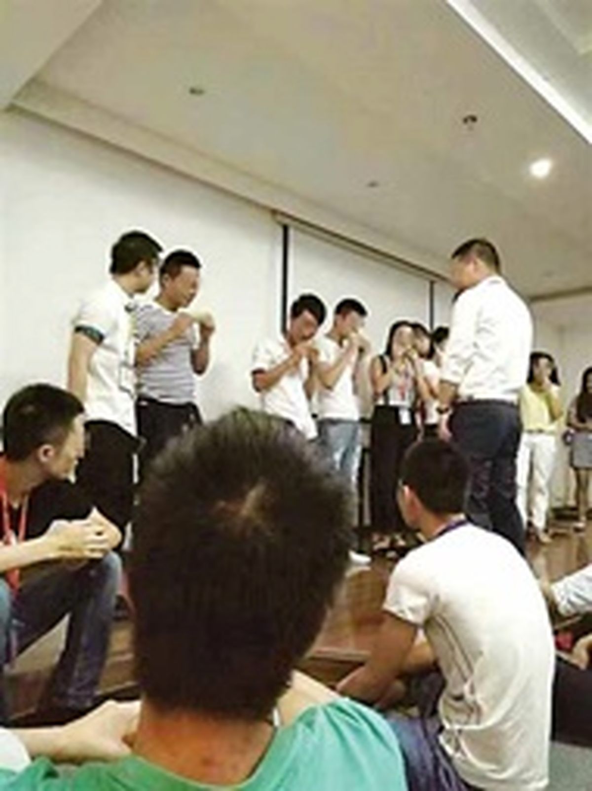 جریمه عجیب کارمندان یک شرکت +عکس